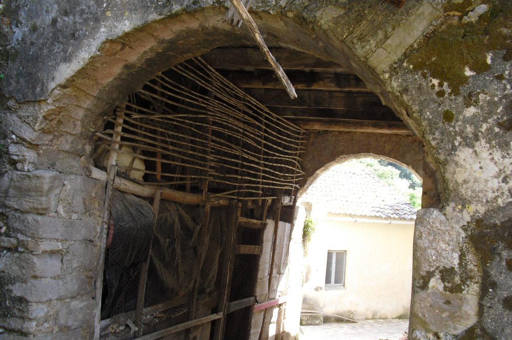 rr149-archway-under-lhs-property-roula-rouva-corfu-real-estate
